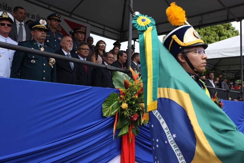 A cerimônia pelo Dia de Tiradentes, patrono das polícias militares do Brasil, este ano, no Pará, teve um toque especial. Na manhã desta quinta-feira, 20, no Comando Geral da Polícia Militar do Estado, foram oficializadas as promoções de 539 policiais e entregues 170 novos veículos para a corporação. O governador Simão Jatene participou da cerimônia. A frota vai ajudar no combate à criminalidade na região metropolitana de Belém e interior do estado. Dos 170 veículos entregues para reforçar o policiamento, 60 são motocicletas, 60 viaturas modelo Palio Weekend com cela e 50 Pick-ups, com cela, todos em regime de locação, que serão somados à frota. Serão investidos mensalmente 4 milhões de reais. As 539 promoções beneficiam policiais militares da capital e do interior do estado, sendo 462 praças e 77 oficiais. “Eu me sinto lisonjeada e quero chegar à capitã”, disse Rejane Santa Brígida Miranda, promovida de soldado a cabo. “Fico feliz também por termos um plano seguro, de carreira e me sinto prestigiada na carreira que escolhi”, completou Rejane.
FOTO: ANTÔNIO SILVA / AG APRÁ
DATA:20.04.2018
BELÉM - PARÁ <div class='credito_fotos'>Foto: ANTONIO SILVA / AG. PARÁ | <a href='/midias/2018/originais/fba3d972-d3fd-432c-9b81-cb5ef64bcddd.jpg' download><i class='fa-solid fa-download'></i> Download</a></div>