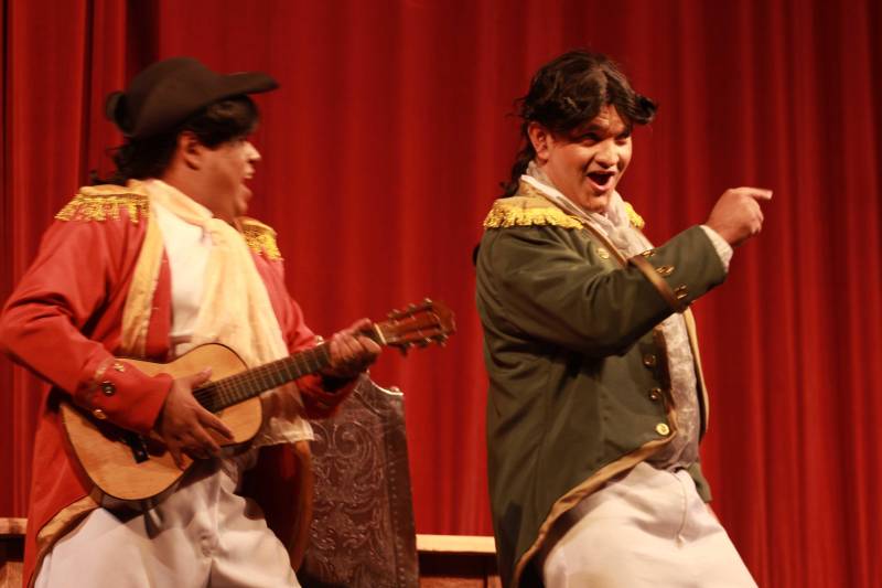 O IV Encontro de Canto da Amazônia (Encanta) prossegue neste sábado (7) e domingo (8) com apresentações das óperas La Serva Padrona e a segunda récita de Cosi Fan Tutte (foto), respectivamente. Os espetáculos serão apresentados sempre às 20h, no Theatro da Paz, com entrada gratuita. Há ingressos na bilheteria do teatro e pelo site www.ticketfacil.com, que cobra uma taxa de conveniência de R$ 2 por ingresso. A opereta de Pergolese terá apresentação única no sábado e é considerada a primeira ópera cômica da história. Foi ela que tornou Giovanni Pergolesi conhecido internacionalmente. Divertida, conta a história de três personagens, sendo um deles mudo. Traz uma criada namoradeira que finge ser a própria patroa para enganar o amante. Em Belém, será encenada pelos cantores líricos do Núcleo de Ópera do Instituto Estadual Carlos Gomes, o barítono Davi Marques e a soprano Juliana Kreling. La Serva Padrona tem direção cênica de Glau Gurgel e regência de Renan Cardoso, estudante de regência e violinista da Orquestra Sinfônica do Theatro da Paz (OSTP).

FOTO: ASCOM / FCG
DATA: 06.04.2018
BELÉM - PARÁ <div class='credito_fotos'>Foto: ASCOM FCG   |   <a href='/midias/2018/originais/fba45f06-d5ca-4220-91de-242545093610.jpg' download><i class='fa-solid fa-download'></i> Download</a></div>