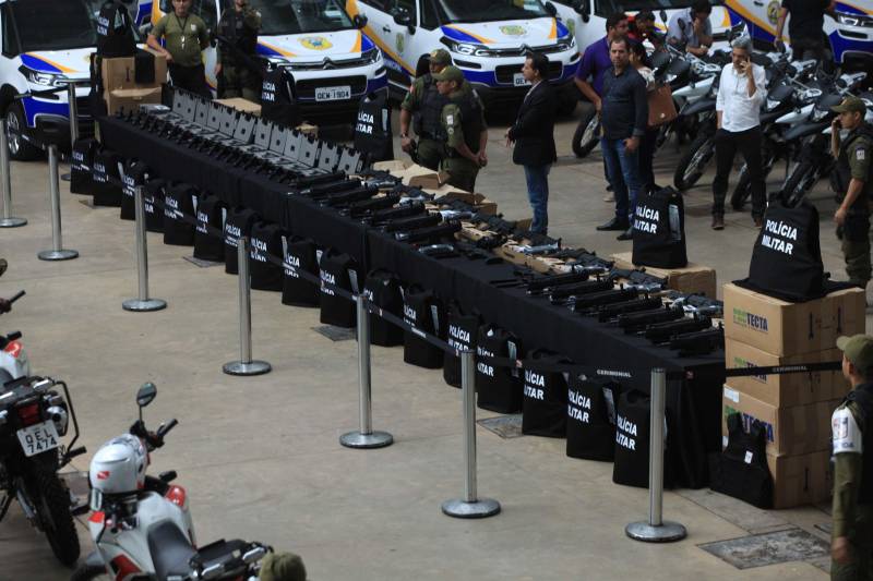 Com a entrega de mais 359 veículos, somente esta semana, o Governo do Pará reforçou a atuação da área de segurança pública em todo o Estado. Todos os veículos auxiliarão no combate a criminalidade e a manutenção da segurança em todo o território paraense. Boa parte desses veículos foi destinada diretamente para as guardas municipais, numa ação integrada com as Prefeituras, por meio da Secretaria de Segurança Pública e Defesa Social (Segup) com articulação da Secretaria de Municípios Sustentáveis, que define em conjunto com os municípios, a agenda de prioridades. A última etapa da entrega ocorreu nesta quinta-feira (5), no Hangar – Centro de Convenções da Amazônia.
FOTO: RODOLFO OLIVEIRA / AG. PARÁ
DATA: 05.07.2018
BELÉM - PARÁ <div class='credito_fotos'>Foto: Rodolfo Oliveira/Ag. Pará | <a href='/midias/2018/originais/fbbf6f91-4c52-497f-9934-ef3e4baa7d35.jpg' download><i class='fa-solid fa-download'></i> Download</a></div>