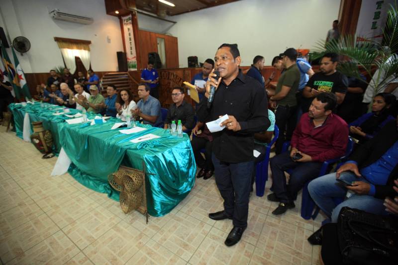 O produtor rural Nilson Corrêa da Silva, 23 anos, mora na comunidade Santo Ezequiel Moreno e produz alimentos em 700 hectares de terra na agrovila Acutipereira, no município de Portel, no arquipélago do Marajó. Mesmo morando e produzindo alimentos na comunidade, ele não possuía título de propriedade de terra. Para beneficiar produtores como Nilson, o governador Simão Jatene entregou, na manhã desta sexta-feira (23), títulos coletivos que beneficiaram mais de mil famílias. Os títulos também beneficiaram comunidades remanescentes de quilombos e povos tradicionais do município marajoara. O Pará foi o Estado que mais titulou áreas em prol dos remanescentes de quilombos no Brasil. Das 170 comunidades tituladas no país, 62 estão no Pará, sendo que destas 53 foram tituladas pelo Instituto de Terras do Pará (Iterpa).

FOTO: MÁCIO FERREIRA / AG. PARÁ
DATA: 23.03.2018
PORTEL - PARÁ <div class='credito_fotos'>Foto: MÁCIO FERREIRA/ AG. PARÁ   |   <a href='/midias/2018/originais/fbc25812-0142-4c11-8bc7-e75da5ff9f42.jpg' download><i class='fa-solid fa-download'></i> Download</a></div>