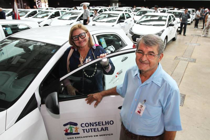 Equipar a rede do Sistema de Garantia de Diretos da Criança e do Adolescente do Estado do Pará.   É com este objetivo que o Governo do Estado por meio da Secretaria de Estado de Assistência Social, Trabalho, Emprego e Renda (Seaster) entregou, nesta quinta-feira, 35 veículos para Conselhos Tutelares de trinta e um municípios do Estado do Pará. A verba de 1.634.640 (um milhão, seiscentos e trinta e quatro mil e quinhentos e quarenta reais) foi conquistada através de emendas parlamentares de diversos deputados.  A aquisição dos veículos irá colaborar na reestruturação da rede para oferecer infraestrutura de locomoção necessária e adequada para o desempenho das ações. “Reconhecer o trabalho do conselheiro tutelar é valorizar a vida das nossas crianças e reafirmar o compromisso com estas pessoas que estão na ponta e que são os primeiros acionados principalmente em regiões distantes. Os conselhos tutelares funcionam tirando nossas crianças e adolescentes de situações de vulnerabilidade e as protegendo. Eles são esta ponte de resgate e estes carros, que estão sendo entregues hoje, vão fornecer condições para que eles cheguem rapidamente para combater essas violações”, afirmou a Secretária de Assistência Social, Trabalho, Emprego e Renda, Ana Cunha. Na foto, Francisco Chaves Pereira (d).

FOTO: CRISTINO MARTINS / AG PARÁ
DATA:20.02.2018
BELÉM - PARÁ <div class='credito_fotos'>Foto: Cristino Martins/Ag. Pará   |   <a href='/midias/2018/originais/fbcaf0ef-484a-4cac-9e36-0e6ca2a99944.jpg' download><i class='fa-solid fa-download'></i> Download</a></div>