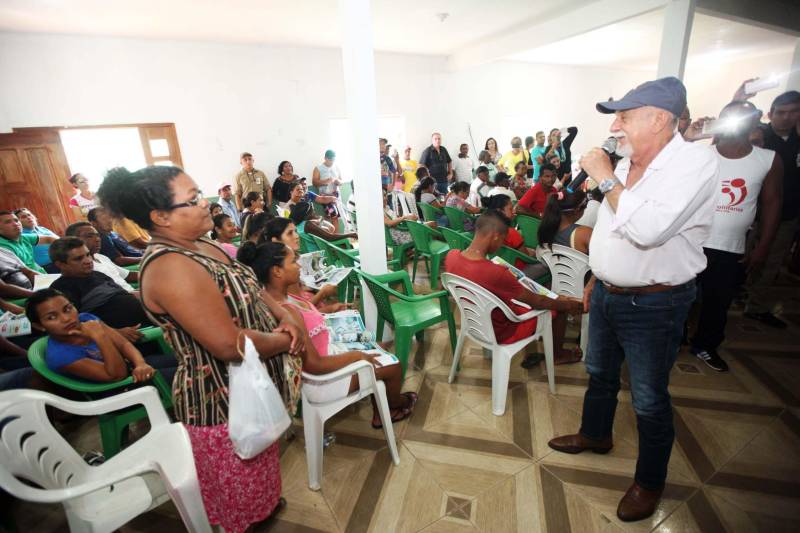 O governo do Pará dá seguimento às ações de reconhecimento de propriedade de terras em todas as regiões do Estado com a entrega, na manhã desta sexta-feira (16), de 124 títulos para pequenos produtores rurais do município de Bujaru, no nordeste paraense. A cerimônia, realizada no Sindicato de Produtores Rurais do município, foi conduzida pelo governador Simão Jatene e contou com a presença de secretários de Estado, parlamentares, prefeitos e autoridades da região. Os documentos expedidos pelo Instituto de Terras do Pará (Iterpa) vão atender famílias que residem em 15 comunidades do município, entre elas a Jutai, Igarapezinho, Jabatiteua, Guajará-Miri, Guajará-Açu, Ramal do Puxador, Ramal do Caiti, Santa Maria, São Luiz, Cajuíra, entre outras localizadas ao longo da Rodovia PA-140, totalizando mais de 6 mil hectares de áreas tituladas.
FOTO: THIAGO GOMES / AG PARÁ
DATA: 16.02.2018
BUJARÚ - PARÁ <div class='credito_fotos'>Foto: Thiago Gomes /Ag. Pará | <a href='/midias/2018/originais/fbd01db1-b314-4f66-8366-97e75e47858c.jpg' download><i class='fa-solid fa-download'></i> Download</a></div>