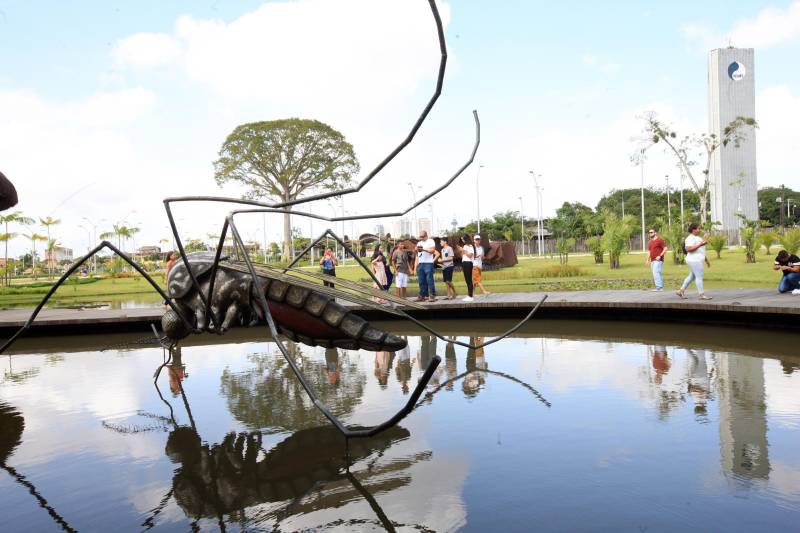 Observar seu entorno e aprimorar o próprio olhar. Este é o princípio da oficina de fotografia ministrada pelo fotojornalista Sidney Oliveira, que desde a última segunda-feira, 5, está no Centro Comunitário da Comunidade Pantanal, no bairro do Curió-Utinga, onde 17 jovens participam do Projeto Biizu, que abriu assim suas atividades de 2018.
FOTO: RODOLFO OLIVEIRA / AG. PARÁ
07.03.2018
BELÉM - PARÁ <div class='credito_fotos'>Foto: Rodolfo Oliveira/Ag. Pará | <a href='/midias/2018/originais/fbd35dfb-c7a1-46b3-b2e7-1326661c5093.jpg' download><i class='fa-solid fa-download'></i> Download</a></div>