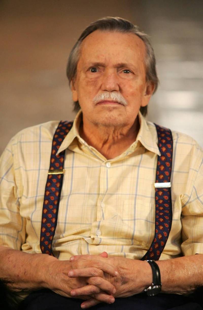 A partir da próxima quinta-feira, 12, às 16h, o documentário “Guarnieri” (foto), de Francisco Guarnieri, será exibido nas sessões regulares do Cine Líbero Luxardo, da Fundação Cultural do Pará (FCP). A produção traz uma narrativa sobre a vida do artista Gianfrancesco Guarnieri (1934-2006), dirigido por seu neto, discutindo sua relação entre a política e como revolucionou o teatro nacional. "Guarnieri" é um documentário que pretende partir da vida, obra e memória de Gianfrancesco Guarnieri para investigar percursos da dramaturgia e da política brasileiras nas últimas décadas. Guarnieri, além de figura fundamental da arte brasileira na segunda metade do século XX, é também imagem-síntese do artista engajado. Porém, seus filhos atores, escolheram por distanciar arte, trabalho e política em suas vidas. Agora, seu neto e diretor Francisco busca compreender o lugar de sua geração na história, nas artes e no mundo.
FOTO: DIVULGAÇÃO
DATA: 09.07.2018
BELÉM - PARÁ <div class='credito_fotos'>Foto: Divulgação | <a href='/midias/2018/originais/fbdce240-11af-4c23-a696-e4f77c0a5998.jpg' download><i class='fa-solid fa-download'></i> Download</a></div>