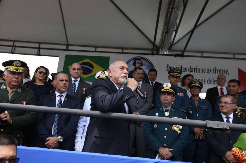 A cerimônia pelo Dia de Tiradentes, patrono das polícias militares do Brasil, este ano, no Pará, teve um toque especial. Na manhã desta quinta-feira, 20, no Comando Geral da Polícia Militar do Estado, foram oficializadas as promoções de 539 policiais e entregues 170 novos veículos para a corporação. O governador Simão Jatene participou da cerimônia. A frota vai ajudar no combate à criminalidade na região metropolitana de Belém e interior do estado. Dos 170 veículos entregues para reforçar o policiamento, 60 são motocicletas, 60 viaturas modelo Palio Weekend com cela e 50 Pick-ups, com cela, todos em regime de locação, que serão somados à frota. Serão investidos mensalmente 4 milhões de reais. As 539 promoções beneficiam policiais militares da capital e do interior do estado, sendo 462 praças e 77 oficiais. “Eu me sinto lisonjeada e quero chegar à capitã”, disse Rejane Santa Brígida Miranda, promovida de soldado a cabo. “Fico feliz também por termos um plano seguro, de carreira e me sinto prestigiada na carreira que escolhi”, completou Rejane.
FOTO: ANTÔNIO SILVA / AG APRÁ
DATA:20.04.2018
BELÉM - PARÁ <div class='credito_fotos'>Foto: ANTONIO SILVA / AG. PARÁ | <a href='/midias/2018/originais/fbdd7e45-1980-4e58-91b6-5e726c2d5c7f.jpg' download><i class='fa-solid fa-download'></i> Download</a></div>