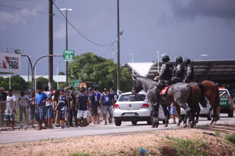 O Clube do Remo venceu o Paysandu por 2 a 1 na tarde deste domingo, partida realizada no Estádio Mangueirão, e largou na frente pelo título do Campeonato Paraense de 2018. Na foto, policiamento faz a segurança da partida.
FOTO: THIAGO GOMES / AG. PARÁ
DATA: 01.04.2018
BELÉM - PARÁ <div class='credito_fotos'>Foto: Thiago Gomes /Ag. Pará | <a href='/midias/2018/originais/fbdf868c-a00a-4023-9b4f-3bffb509d9a0.jpg' download><i class='fa-solid fa-download'></i> Download</a></div>
