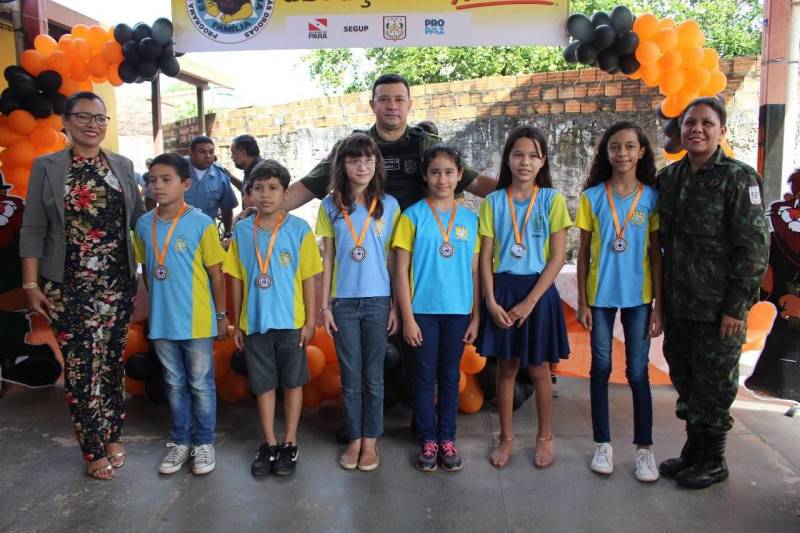 Nesta sexta-feira (15), 243 alunos participaram da formatura do Programa Educacional de Resistência às Drogas, o Proerd (foto), em evento realizado na Escola Municipal de Ensino Fundamental João Nunes de Souza, no bairro Coqueiro, em Ananindeua. A solenidade de formatura contou com estudantes do 4° e 5° anos do ensino fundamental, que juraram responsabilidade na resistência de dizer não às drogas e fazer valer seus direitos. O comandante geral, coronel Hilton Benigno, reforçou junto às crianças a importância de dizer não às drogas.
FOTO: ASCOM / POLÍCIA MILITAR
DATA: 16.05.2018
ANANINDEUA - PARÁ <div class='credito_fotos'>Foto: Ascom Polícia Militar | <a href='/midias/2018/originais/fbe90815-2f98-4f57-9c3c-fb39edc5adcf.jpg' download><i class='fa-solid fa-download'></i> Download</a></div>