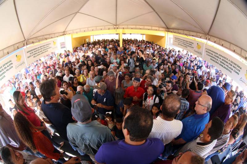Também foram entregues nesta segunda (25) obras no distrito de Serra Pelada, em Curionópolis, sudeste do Estado. Uma das inaugurações foi a da Escola Estadual de Ensino Médio Joaquina Diamantina. A unidade de ensino teve investimento de R$ 220 mil em serviços nas redes elétrica e hidráulica, além de pintura, melhoria do forro e cobertura, assim como parte do piso, muro e calçada. Fundada em 1989, a escola foi praticamente reconstruída para atender com qualidade os 232 estudantes, nos turnos da tarde e à noite. São três salas de aula; bloco administrativo (sala da direção, sala dos professores e secretaria); uma copa cozinha, uma dispensa para armazenamento de alimentos da merenda escolar e banheiros masculino, feminino e de pessoa com deficiência (PCD). Em Curionópolis, o governador também entregou a pavimentação asfáltica de quatro quilômetros de vias urbanas, uma parceria com a Prefeitura de Curionópolis, dentro do Programa Asfalto na Cidade. Para esta obra, foram destinados R$ 1,7 milhão, que incluem serviços em terra, sub-base e base, pavimentação em CBUQ (Concreto Betuminoso Usinado a Quente) de três centímetros de espessura, meio-fio de concreto com lâmina d’água e sinalização horizontal. Curionópolis é um dos 99 municípios paraenses que assinaram com o governo o Termo de Asfalto, sendo que 33 já iniciaram as obras. Somados, os termos garantirão 529,6 km de pavimentação de vias urbanas – um investimento total de quase R$ 255 milhões do Tesouro Estadual.
FOTO: THIAGO GOMES / AG. PARÁ
DATA: 25.06.2018
CURIONÓPOLIS - PARÁ <div class='credito_fotos'>Foto: Thiago Gomes /Ag. Pará | <a href='/midias/2018/originais/fbea604f-ed24-4bd7-b9e9-528477eeb51b.jpg' download><i class='fa-solid fa-download'></i> Download</a></div>