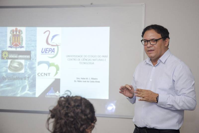 Lançamento do aplicativo IET Uepa, de autoria dos professores doutores Hebe Morgane e Fábio Alves. A cerimônia foi realizada na tarde desta quinta-feira, 15, na sala de videoconferência do Centro de Ciências Naturais e Tecnologia (CCNT), da Universidade do Estado do Pará (Uepa), em Belém. Na foto, o coordenador do PPGCA, Prof. Dr. Altem Pontes.
FOTO: NAILANA THIELY / ASCOM UEPA
DATA: 15.03.2018
BELÉM - PARÁ <div class='credito_fotos'>Foto: Nailana Thiely / Ascom Uepa | <a href='/midias/2018/originais/fbec9fb8-583e-47ce-b5ba-b9745194dbb2.jpg' download><i class='fa-solid fa-download'></i> Download</a></div>