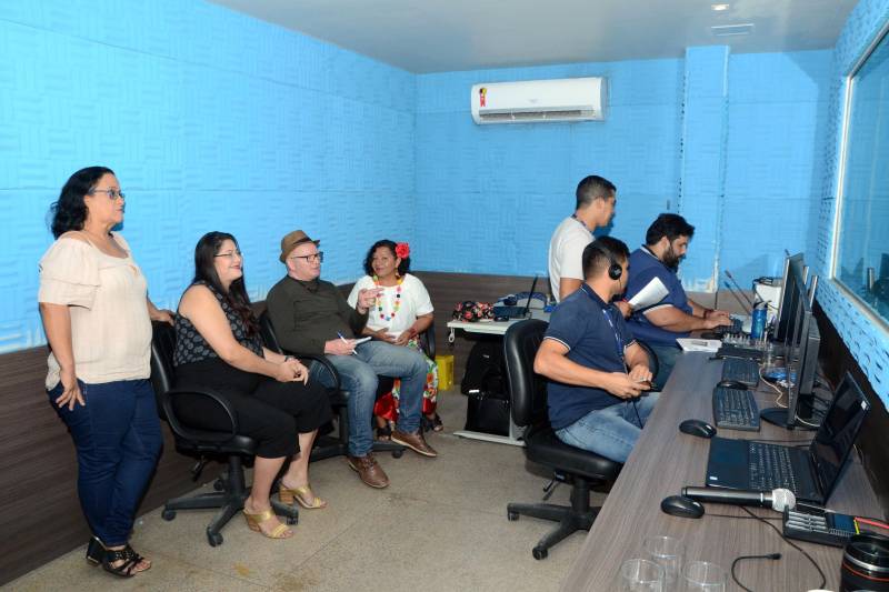 Plataformas digitais, como o Sistema Educacional (SEI), estão entre as ferramentas adotadas pela Secretaria de Estado de Educação (Seduc) para levar conhecimento às diversas regiões do Pará, valorizando as necessidades do dia a dia das comunidades e a pluralidade cultural. O Projeto Rodas de Conversas é um exemplo dessa diretriz. De 19 a 21 de novembro, o SEI ocupou seus estúdios com debates sobre os mais variados assuntos, inclusive a realidade das comunidades atendidas pela rede integrada de informações, via satélite. Além das vídeoaulas destinadas aos alunos da modalidade Ensino a Distância, a iniciativa ampliou a oferta do conhecimento, atingindo um público bem maior.

FOTO: FERNANDO NOBRE/ASCOM SEDUC
DATA: 22.11.2018
BELÉM - PARÁ <div class='credito_fotos'>Foto: FERNANDO NOBRE/ASCOM SEDUC   |   <a href='/midias/2018/originais/fbf0f1f0-599b-418c-a221-e5b19e46bfa9.jpg' download><i class='fa-solid fa-download'></i> Download</a></div>