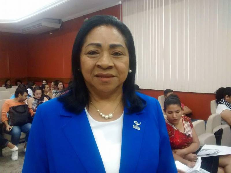 “Centralidade da Enfermagem nas Dimensões do Cuidar” foi o principal tema da programação alusiva à Semana de Enfermagem, encerrada nesta quinta-feira (17), no Hospital Ophir Loyola, em Belém. A temática é abordada nacionalmente pela Associação Brasileira de Enfermagem (ABEn), para marcar a comemoração de duas datas importantes na área da Saúde: Dia do Enfermeiro – 12 de Maio, e Dia do Técnico de Enfermagem - 20 de Maio. Os métodos e as práticas de cuidados evoluíram ao longo do tempo, até chegar à profissionalização. Um dos grandes nomes nesse processo é Florence Nightingale, fundadora da enfermagem moderna. Nos anos 1950 surgiram as primeiras teorias sobre enfermagem e, anos depois, Wanda Horta criou a Teoria das Necessidades Humanas Básicas, preconizando um referencial próprio no campo profissional. Na foto, a presidente da ABEn Seção-Pará, Regina Coeli.
FOTO: ASCOM / HOL
DATA: 17.05.2018
BELÉM - PARÁ <div class='credito_fotos'>Foto: ASCOM HOL | <a href='/midias/2018/originais/fbf2f80a-dcaa-422e-b543-a0bcf748f2b9.jpg' download><i class='fa-solid fa-download'></i> Download</a></div>