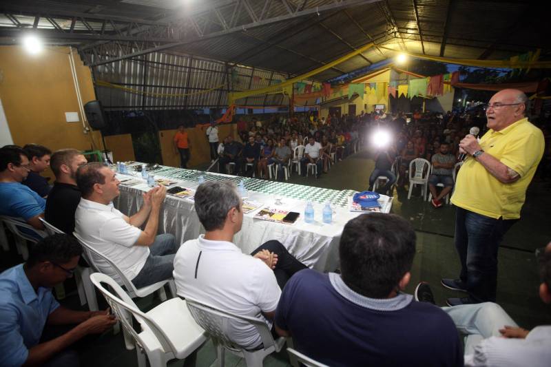 O município de São Francisco do Pará recebeu, neste sábado (30), uma ordem de serviço para o asfaltamento de 5 quilômetros de suas ruas, um investimento de quase R$ 2 milhões. A ação é uma realização do Governo do Estado, por meio da Secretaria de Estado de Desenvolvimento Urbano e Obras Públicas (Sedop), e tem a parceria da Assembleia Legislativa do Estado (Alepa) e da prefeitura do município beneficiado. O evento de entrega ocorreu de 18h às 20h, no Centro de Referência e Assistência Social (Cras) da cidade. A iniciativa faz parte de uma ação maior, já realizada em Viseu, Augusto Corrêa, Tracuateua, Bonito, Floresta do Araguaia, Curionópolis, São João da Ponta, Curuçá, Terra Alta, Sapucaia, Redenção, Capanema, Bragança, São Domingos do Capim e outros municípios. Nos 14 municípios citados, foram destinados mais de R$ 42 milhões para a pavimentação asfáltica em cerca de 95 quilômetros. Na foto, o senador Flexa Ribeiro.
FOTO: SIDNEY OLIVEIRA / AG. PARÁ
DATA: 30.06.2018
SÃO FRANCISCO - PARÁ <div class='credito_fotos'>Foto: Sidney Oliveira/Ag. Pará | <a href='/midias/2018/originais/fbf38e75-3b40-4c75-ad96-e8faee77b397.jpg' download><i class='fa-solid fa-download'></i> Download</a></div>
