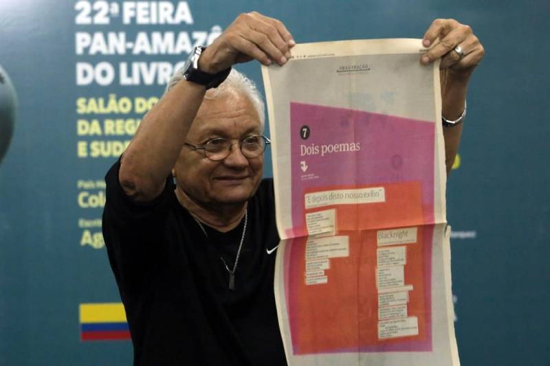 O público do I Salão do Livro do Sul e Sudeste do Pará (foto), que segue até o próximo dia 6, no Carajás Centro de Convenções, tem superado as expectativas, segundo a Associação Nacional de Livrarias. O número de visitantes vem crescendo, especialmente pela presença constante de estudantes. No quarto dia, alunos das redes municipal e estadual de ensino deram início à programação na Arena das Artes com apresentações culturais. A Escola Estadual Heloisa de Castro, localizada no núcleo Cidade Nova, em Marabá, mostrou um espetáculo sobre as Danças Circulares, projeto desenvolvido pela professora Rosilene Barros. “Eu conheci e me apaixonei pela dança circular porque as pessoas se seguram umas nas outras. Na dança não existem diferenças sociais: não existe preto, branco, lavrador, índio, pobre, negro, sexualidade, isso me chamou muita atenção. Então, fiz uma mistura, a apresentação é uma aula de valores, trago isso para os alunos, instigo eles a serem críticos”, disse.
FOTO: ELZA LIMA
DATA: 30.04.2018
MARABÁ - PARÁ <div class='credito_fotos'>Foto: ELZA LIMA | <a href='/midias/2018/originais/fbfa88b4-7a08-4835-832b-5c6401f7c1db.jpg' download><i class='fa-solid fa-download'></i> Download</a></div>