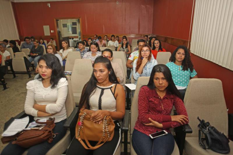 O câncer é um problema de saúde pública mundial, dada a sua magnitude epidemiológica, social e econômica. No norte do Brasil, especificamente no Estado do Pará, o câncer é a segunda causa de morte. A persistência de casos da doença relacionados às condições socioeconômicas menos favoráveis, como o câncer de colo do útero - o tipo mais incidente entre as paraenses, enquanto em outras regiões é o câncer de mama – requer o incentivo a medidas preventivas e ao tratamento, na tentativa de mudar essa realidade. O Simpósio de Oncologia promovido pelo Centro de Alta Complexidade em Oncologia Ophir Loyola, nesta sexta-feira (09), estimulou a consciência crítica de estudantes e profissionais de saúde a respeito desse grave problema de saúde. Dentro da programação “Março Lilás” foram destacadas as múltiplas faces da doença, a fim de mostrar à população feminina a importância da prevenção do câncer de colo uterino, e alertar sobre os sinais e sintomas. A programação é alusiva ao Dia Estadual de Combate ao Câncer - 10 de Março.
FOTO: CARLOS SODRÉ / AG. PARÁ
DATA: 09.03.2018
BELÉM - PARÁ <div class='credito_fotos'>Foto: CARLOS SODRÉ / AG. PARÁ | <a href='/midias/2018/originais/fbff1356-1003-41f1-8cb6-19944e8c5e51.jpg' download><i class='fa-solid fa-download'></i> Download</a></div>