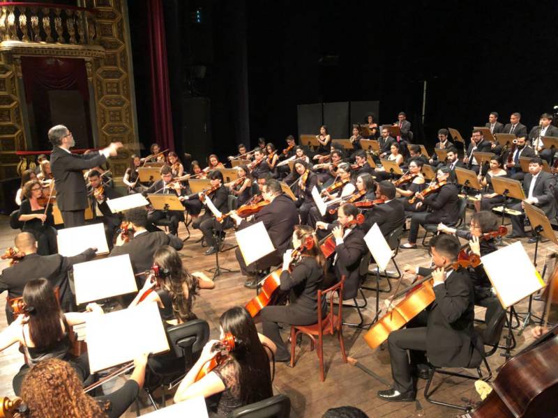 Com o Theatro da Paz lotado, a Fundação Carlos Gomes (FCG) realizou, na noite de sexta-feira (4), o Concerto de Encerramento do Projeto Orquestra 2018 (foto), que contou com apresentações da Orquestra Infanto-Juvenil e Orquestra Acadêmica. O concerto começou com a apresentação da Orquestra Infanto-Juvenil. Os 35 integrantes apresentaram obras dos compositores Ernst Mahle e Guerra-Peixe. Quem conduziu a orquestra foi o aluno de regência do Bacharelado em Música do Instituto Estadual Carlos Gomes (IECG), Cleyson Ataíde.
FOTO: WALDA MARQUES
DATA: 04.05.2018
BELÉM - PARÁ <div class='credito_fotos'>Foto: Walda Marques | <a href='/midias/2018/originais/fc1049ca-7b81-46a1-9862-b1ee8a660f62.jpg' download><i class='fa-solid fa-download'></i> Download</a></div>