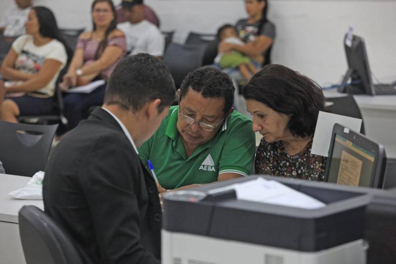 Um lugar que disponibiliza a prestação de vários serviços públicos em um único ambiente, oferecendo atendimento ágil, eficiente e de qualidade. Assim é a Estação Cidadania que chega ao final deste ano de 2018 com oito postos de atendimento, distribuídos em Belém, Icoaraci, Ananindeua, Marabá, Santarém e Parauapebas. Instituído através do Decreto 153 de 05/07/2011, a Estação Cidadania integra 32 órgãos na prestação de serviços ao cidadão. É possível tirar carteira de identidade, pagar diversas contas, negociar dívidas e até doar sangue, entre outros. O gerenciamento, implantação, instalação, funcionamento e a coordenação do Serviço de Atendimento à População “ESTAÇÃO CIDADANIA” são de responsabilidade da Secretaria de Estado de Administração – SEAD.  Desde 2011 as Estações Cidadania já realizaram mais de 3,1 milhões de atendimentos. Na foto, o servidor público José Maria Santos (camisa verde), 67 anos, que foi à Estação Cidadania dar entrada na pecúnia da aposentadoria, junto da esposa. 

FOTO: SIDNEY OLIVEIRA / AG. PARÁ
DATA: 26.11.2018
BELÉM - PARÁ <div class='credito_fotos'>Foto: Sidney Oliveira/Ag. Pará   |   <a href='/midias/2018/originais/fc16c28e-fe3f-4a5a-b7a7-f5139b60d7af.jpg' download><i class='fa-solid fa-download'></i> Download</a></div>