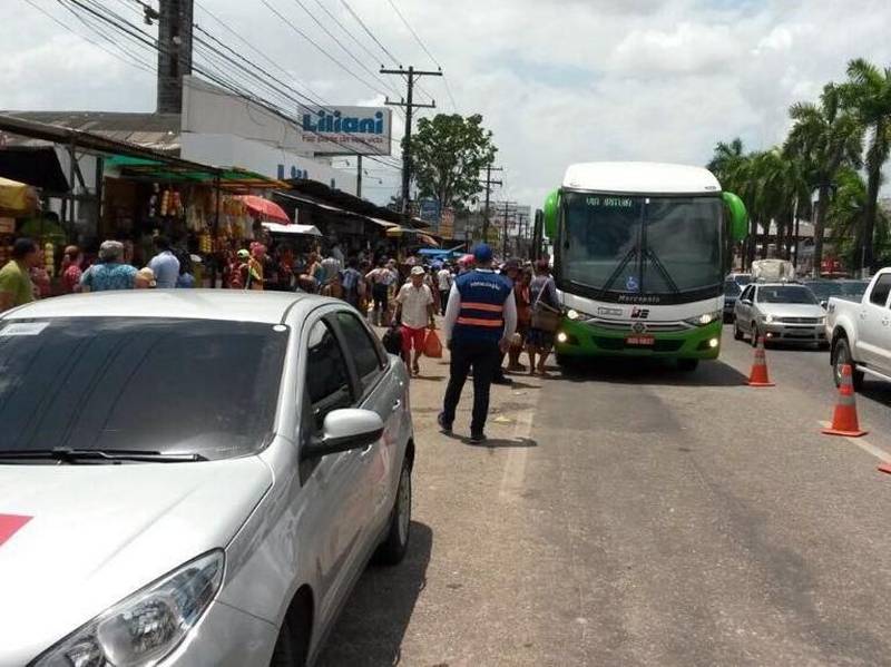 A Operação Carnaval 2018 da Agência de Regulação e Controle de Serviços Públicos do Estado do Pará (Arcon-PA) foi finalizada nesta quarta-feira (14) com crescente número de autos de infração lavrados em relação ao último ano. Nos seis dias de fiscalização intensiva, foram abordados mais de 2,6 mil veículos nas estradas e terminais e lavrados cerca de 810 autos de infração, tanto no modal rodoviário quanto no hidroviário. Os 70 agentes estiveram presentes em Belém e 20 localidades regionais. Durante o feriado carnavalesco, os fiscais das equipes rodoviárias lavraram cerca de 800 autos de infração. O número é 72% maior do que o registrado no mesmo período, em 2017, quando foram registradas 467 infrações. O Terminal Rodoviário de Belém foi onde os fiscais mais encontraram problemas nos veículos. Na foto, fiscalização da BR-316 em Ananindeua.
FOTO: ASCOM / ARCON
DATA: 12.02.2018
ANANINDEUA - PARÁ <div class='credito_fotos'>Foto: ASCOM / ARCON | <a href='/midias/2018/originais/fc16c95f-7c1c-4790-831d-7c5a890d9e7d.jpg' download><i class='fa-solid fa-download'></i> Download</a></div>