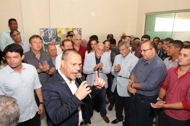 Sempre que algum caso ligado à segurança envolvendo crianças ou adolescentes acontecia em Ananindeua, Marituba ou municípios vizinhos, os agentes eram obrigados a se deslocar ate Belém. Os municípios da Região Metropolitana não dispunham de uma unidade da Data, Divisão de Atendimento ao Adolescente. E nesta quarta-feira, 30, esse problema acabou. O Governo do Pará inaugurou as novas instalações da 2ª Data do Pará, na Rodovia Mario Covas, em Ananindeua. Vinculada à Diretoria de Atendimento a Grupos Vulneráveis, a unidade terá circunscrição em Ananindeua, Marituba, Benevides e Santa Bárbara do Pará. 

FOTO: CRISTINO MARTINS / AG. PARÁ
DATA: 30.05.2018
 <div class='credito_fotos'>Foto: Cristino Martins/Ag. Pará   |   <a href='/midias/2018/originais/fc34721a-9ffa-42bb-b4c1-8c0114ecc4a2.jpg' download><i class='fa-solid fa-download'></i> Download</a></div>
