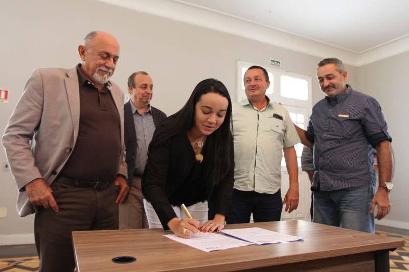 Um dos municípios mais importantes da região nordeste do Pará, Irituia vai ganhar um hospital à altura dessa importância. Um convênio assinado nesta quinta-feira, 05, nesta quinta-feira, 05, e o governo do estado e a Prefeitura Municipal vai garantir a reforma e ampliação do Hospital Municipal de Irituia, referência para várias cidades da região. Articulado pelo Programa Municípios Sustentáveis, o convênio foi assinado no Palácio dos Despachos pelo governador Simão Jatene e a prefeita de Irituia, Carmelina Costa (foto). O presidente da Assembleia Legislativa do Estado, deputado Márcio Miranda e o secretário estadual de Saúde, Victor Mateus, participaram da cerimônia. Ao lado deles, médicos, vereadores, lideranças comunitárias e usuários do hospital de Irituia lotaram um dos auditórios do palácio.
FOTO: CRISTINO MARTINS / AG. PARÁ
DATA: 05.04.2018
BELÉM - PARÁ <div class='credito_fotos'>Foto: Cristino Martins/Ag. Pará | <a href='/midias/2018/originais/fc34af3c-827e-41be-baf5-a3a076702070.jpg' download><i class='fa-solid fa-download'></i> Download</a></div>