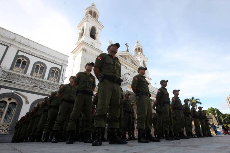 Cerca de 2 mil alunos do curso de formação de praças da Polícia Militar cumprem neste sábado (12) uma etapa importante da preparação: eles saem pela primeira vez às ruas, no estágio supervisionado, para vivenciar situações reais da carreira e, ao mesmo tempo, reforçar o policiamento ostensivo. Em Belém, cerca de 500 homens e mulheres se concentraram na Praça Santuário, em frente à Basílica de Nazaré, e saíram, em seguida, para diversos pontos da capital. A ação faz parte do pacote de medidas de combate à criminalidade e reforço da segurança pública anunciado pelo Governo do Estado.
FOTO: SIDNEY OLIVEIRA / AG. PARÁ
DATA: 12.05.2018
BELÉM - PARÁ <div class='credito_fotos'>Foto: Sidney Oliveira/Ag. Pará | <a href='/midias/2018/originais/fc37173b-225a-4323-aa65-e691a728820c.jpg' download><i class='fa-solid fa-download'></i> Download</a></div>