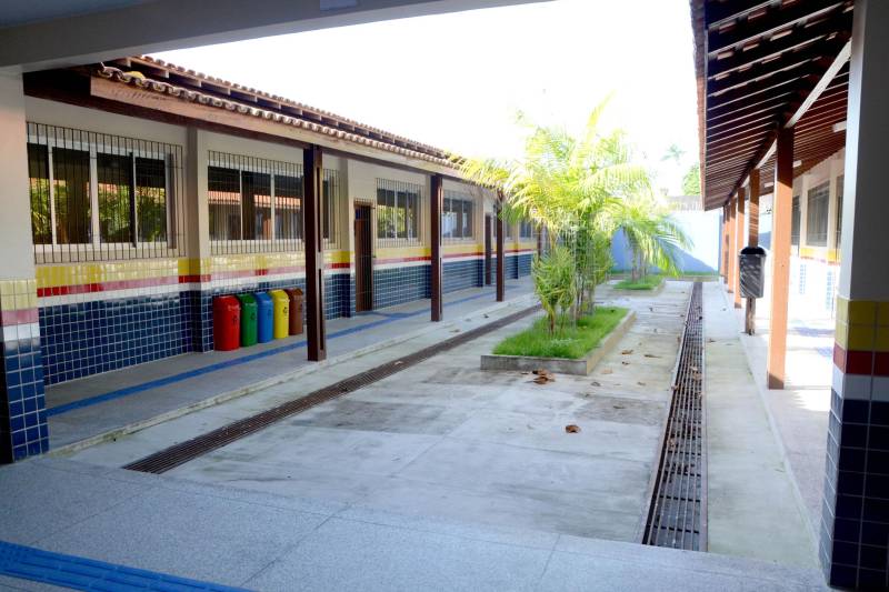 A Secretaria de Estado de Educação (Seduc) entrega as obras de mais duas escolas na Região Metropolitana de Belém. Na manhã desta quarta-feira (13) será inaugurada a Escola de Ensino Fundamental e Médio Professora Consuelo Coelho de Souza (foto), em Ananindeua, e na sexta-feira (15) a população receberá a Escola de Ensino Fundamental e Médio Jorge Lopes Raposo, no Distrito de Icoaraci. Com um investimento total de R$ 7,5 milhões, oriundos do financiamento obtido pelo Estado no Banco Interamericano de Desenvolvimento (BID), as obras de reforma e ampliação dos dois estabelecimentos de ensino beneficiam 2.482 alunos, e integram um pacote de quase 100 projetos do Programa de Melhoria da Qualidade e Expansão da Educação Básica,  executado pela Seduc no contexto do Pacto pela Educação.

FOTO: FERNANDO NOBRE / ASCOM SEDUC
DATA: 12.06.2018
BELÉM - PARÁ <div class='credito_fotos'>Foto: FERNANDO NOBRE/ASCOM SEDUC   |   <a href='/midias/2018/originais/fc4319af-c0cd-409f-a9ef-384bfba505e8.jpg' download><i class='fa-solid fa-download'></i> Download</a></div>