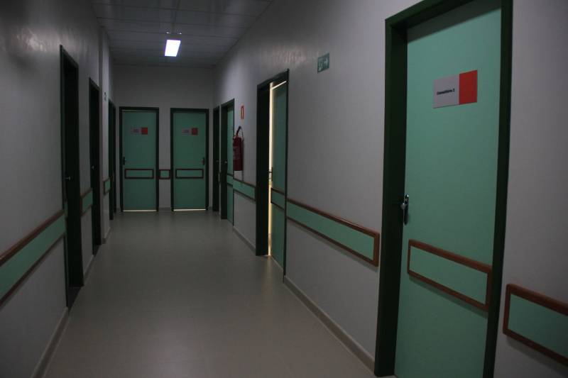 No próximo sábado, 8, o governador do Estado do Pará, Simão Jatene, inaugura o serviço de Hemodiálise do Hospital Regional do Sudeste do Pará - Dr. Geraldo Veloso (HRSP, na foto), em Marabá, no sudeste do estado. Com um investimento de mais de R$ 1,7 milhão, o setor possui 20 máquinas e poderá atender a 103 pacientes por mês, produzindo uma média mensal de 1.500 sessões. A entrega ampliará o atendimento a pacientes renais do Estado, junto com outras Unidades já em funcionando, como o Hospital Regional do Baixo Amazonas (HRBA), em Santarém, e o Hospital Regional Público da Transamazônica (HRPT), em Altamira – também, gerenciadas pela Pró-Saúde Associação de Assistência Social e Hospitalar. 

FOTO: RODOLFO OLIVEIRA / AG. PARÁ
DATA: 07.12.2018
MARABÁ - PARÁ <div class='credito_fotos'>Foto: Rodolfo Oliveira/Ag. Pará   |   <a href='/midias/2018/originais/fc45174d-67c6-4e7f-809a-5f4cb4bfb720.jpg' download><i class='fa-solid fa-download'></i> Download</a></div>