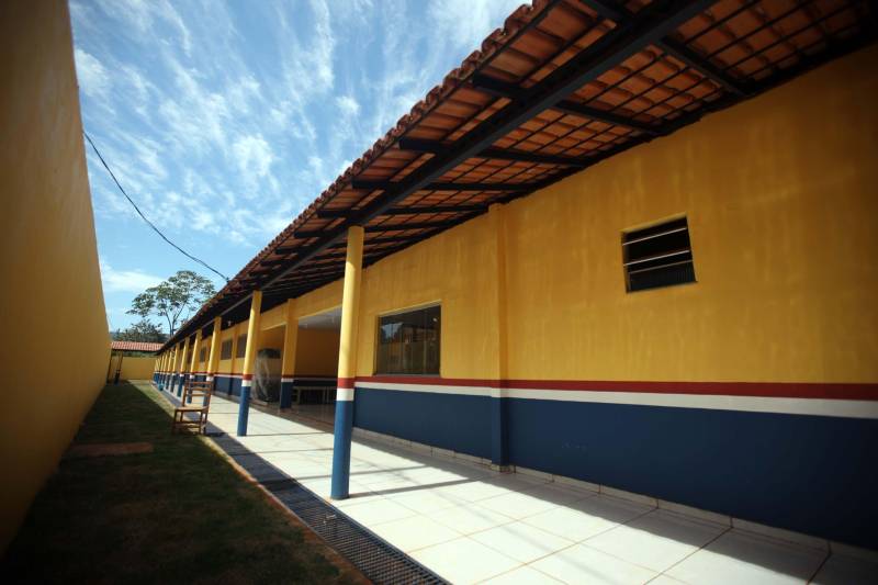 Também foram entregues nesta segunda (25) obras no distrito de Serra Pelada, em Curionópolis, sudeste do Estado. Uma das inaugurações foi a da Escola Estadual de Ensino Médio Joaquina Diamantina. A unidade de ensino teve investimento de R$ 220 mil em serviços nas redes elétrica e hidráulica, além de pintura, melhoria do forro e cobertura, assim como parte do piso, muro e calçada. Fundada em 1989, a escola foi praticamente reconstruída para atender com qualidade os 232 estudantes, nos turnos da tarde e à noite. São três salas de aula; bloco administrativo (sala da direção, sala dos professores e secretaria); uma copa cozinha, uma dispensa para armazenamento de alimentos da merenda escolar e banheiros masculino, feminino e de pessoa com deficiência (PCD). Em Curionópolis, o governador também entregou a pavimentação asfáltica de quatro quilômetros de vias urbanas, uma parceria com a Prefeitura de Curionópolis, dentro do Programa Asfalto na Cidade. Para esta obra, foram destinados R$ 1,7 milhão, que incluem serviços em terra, sub-base e base, pavimentação em CBUQ (Concreto Betuminoso Usinado a Quente) de três centímetros de espessura, meio-fio de concreto com lâmina d’água e sinalização horizontal. Curionópolis é um dos 99 municípios paraenses que assinaram com o governo o Termo de Asfalto, sendo que 33 já iniciaram as obras. Somados, os termos garantirão 529,6 km de pavimentação de vias urbanas – um investimento total de quase R$ 255 milhões do Tesouro Estadual.
FOTO: THIAGO GOMES / AG. PARÁ
DATA: 25.06.2018
CURIONÓPOLIS - PARÁ <div class='credito_fotos'>Foto: Thiago Gomes /Ag. Pará | <a href='/midias/2018/originais/fc459587-da86-42ed-831b-0c1feea755b6.jpg' download><i class='fa-solid fa-download'></i> Download</a></div>