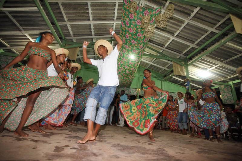 O Pará é o estado brasileiro que mais titulou áreas em prol dos remanescentes de quilombos em todo o Brasil. Um avanço e um reconhecimento histórico para aqueles que tanto fizeram pelo país desde a sua colonização. Somente nos últimos três anos, o Governo emitiu cinco títulos coletivos; o mais recente foi entregue no sábado (3), na comunidade Cachoeira Porteira (foto), localizada em Oriximiná, região oeste do Pará.
FOTO: ANTONIO SILVA / ARQUIVO AG. PARÁ
DATA: 05.03.2018
ORIXIMINÁ - PARÁ <div class='credito_fotos'>Foto: Antônio Silva/Ag. Pará | <a href='/midias/2018/originais/fc4a53de-4273-4ad2-9701-b353e0599080.jpg' download><i class='fa-solid fa-download'></i> Download</a></div>