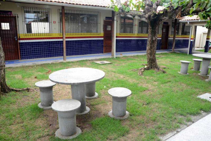 A Escola de Ensino Médio Professor Galvão (foto), em Augusto Corrêa, segue o mesmo padrão estrutural, com 13 novas salas de aula, laboratórios, além de copa, cozinha, banheiros e quadra coberta. A unidade escolar recebeu a instalação de 44 centrais de ar, 26 computadores, 26 monitores e 500 novas carteiras, que vão atender 1.380 alunos. A obra recebeu R$ 3.049.931,38 mil em investimentos. Segundo a aluna Natália Reis de Assis, estudante do 2º  do ano do Ensino Médio na Escola Professor Galvão, “na antiga escola tínhamos dificuldade de aprender nas aulas, pois fazia muito calor nas salas de aula. Hoje, temos salas refrigeradas, isoladas do barulho e agora as aulas são mais dinâmicas”, avalia.

FOTO: FERNANDO NOBRE / ASCOM SEDUC
DATA: 17.12.2018
AUGUSTO CORRÊA - PARÁ <div class='credito_fotos'>Foto: FERNANDO NOBRE/ASCOM SEDUC   |   <a href='/midias/2018/originais/fc53472f-56b0-4231-a83c-cf9f0909c4c4.jpg' download><i class='fa-solid fa-download'></i> Download</a></div>