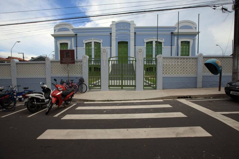 A inauguração do Liceu de Música de Bragança, neste dia 15, pode ser entendida como acontecimento de rotina de governo, mas a entrega das instalações, que ocupam um prédio da primeira metade do século passado, e um teatro contemporâneo, tem um significado para além dos acontecimentos de agenda da administração pública.

FOTO: MÁCIO FERREIRA / AG. PARÁ
DATA: 14.12.2018
BRAGANÇA - PARÁ <div class='credito_fotos'>Foto: MÁCIO FERREIRA/ AG. PARÁ   |   <a href='/midias/2018/originais/fc61c2dd-16ac-4693-bdf0-8884d3e46d14.jpg' download><i class='fa-solid fa-download'></i> Download</a></div>