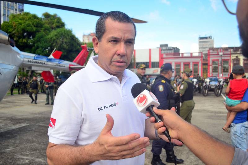 Foi lançada na manhã deste sábado, 8, na Praça da Bandeira, em Belém, a Operação Boas Festas, coordenada pela Polícia Militar do Pará e integrada aos órgãos do Sistema de Segurança Pública do Estado. As ações da Boas Festas vão até o dia 1º de janeiro de 2019. A população do Estado contará com 6,6 mil policias militares que reforçarão o policiamento ordinário na capital, área metropolitana e demais regiões paraenses. Na foto, a Secretaria de Segurança Pública e Defesa Social, o coronel PM André Cunha reforçou os objetivos da Operação.

FOTO: ELIELSON MODESTO / ASCOM SUSIPE
DATA: 08.12.2018
BELÉM - PARÁ <div class='credito_fotos'>Foto: Elielson Modesto / Ascom Segup   |   <a href='/midias/2018/originais/fc654254-7f76-490c-812f-9cfb413c8869.jpg' download><i class='fa-solid fa-download'></i> Download</a></div>