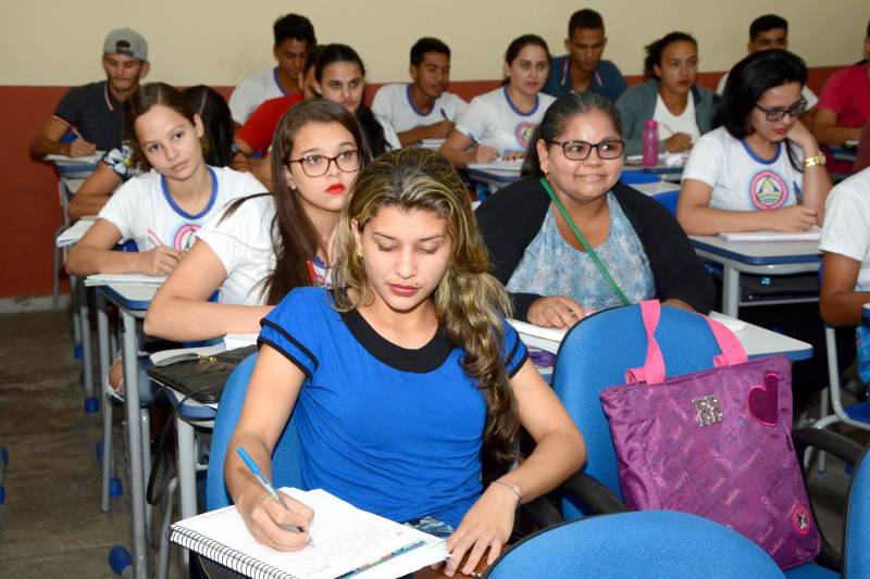 A Secretaria de Estado de Educação (Seduc) ampliou a descentralização da gestão escolar com a criação de duas novas Unidades Regionais de Educação (UREs), sediadas nos municípios de Parauapebas e Xinguara, na região sudeste do Estado. A criação das novas UREs foi oficializada por meio de portaria da Seduc publicada no Diário Oficial da última segunda-feira, 15. O objetivo do  desmembramento é melhorar a qualidade da gestão da Seduc e ampliar a descentralização. “A URE de Marabá, por exemplo, contava, antes, com 17 municípios, o que realmente dificultava o trabalho de gestão; o novo desenho vai melhorar o atendimento às escolas e fortalecer ainda mais a parceria com os municípios”, destacou o titular da Secretaria Adjunta de Ensino (Saen), José Roberto Silva.

FOTO: ASCOM / SEDUC
DATA: 17.01.2018
BELÉM- PARÁ <div class='credito_fotos'>Foto: ASCOM SEDUC   |   <a href='/midias/2018/originais/fc678c4f-c687-4f3f-adbc-39604bc9fbac.jpg' download><i class='fa-solid fa-download'></i> Download</a></div>