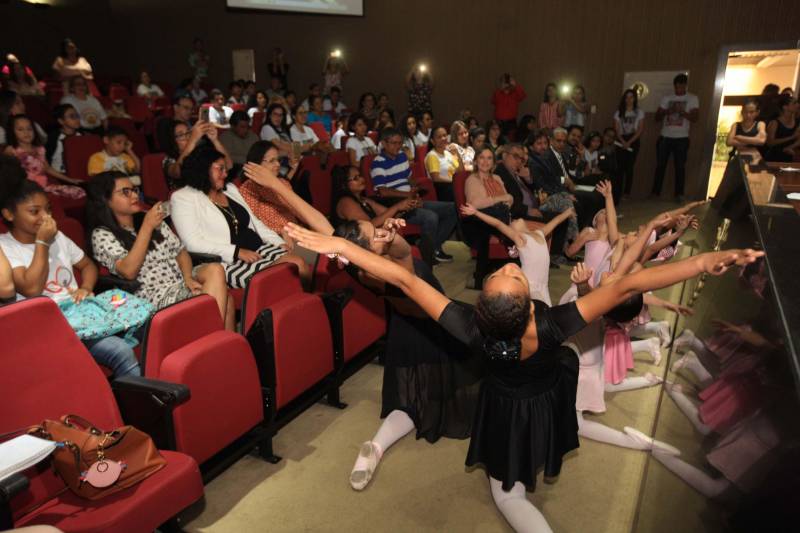 O Comitê de Enfrentamento à Violência Sexual Contra Crianças e Adolescentes, o Ministério Público do Pará, a Fundação Pro Paz e outras instituições parceiras realizaram na manhã desta sexta-feira (18) uma “Ciranda pelos direitos sexuais de crianças e adolescentes”, no auditório do MP, em Belém. A programação foi alusiva a 18 de Maio, Dia Nacional de Enfrentamento à Exploração e ao Abuso Sexual Contra Crianças e Adolescentes. O objetivo do evento foi debater com crianças e adolescentes a temática, enfatizando o respeito aos direitos desse segmento. A promotora Leane Barros Fiuza de Melo, coordenadora do Centro de Apoio Operacional da Infância e Juventude do Ministério Público, ressaltou a importância de somar esforços nesta luta.
FOTO: RODOLFO OLIVEIRA / AG. PARÁ
DATA: 18.05.2018
BELÉM - PARÁ <div class='credito_fotos'>Foto: Agência Pará | <a href='/midias/2018/originais/fc73ffab-6ab3-4881-941a-17d5a97e0210.jpg' download><i class='fa-solid fa-download'></i> Download</a></div>