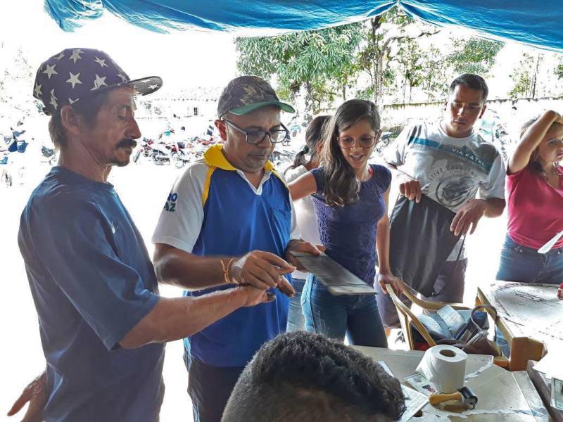 Agricultores familiares da Colônia do Cruzador, a 50 quilômetros de Marapanim, foram beneficiados, nesta sexta-feira (4), com a Caravana Pro Paz Cidadania. No segundo dia de ação na região, os trabalhadores receberam os serviços de emissão de documentos de identidade, entre outros. A ação é realizada por meio de parcerias, com a Polícia Civil, Seaster, Defensoria Pública, entre outros, mas o trabalho se fortalece com a ajuda dos moradores locais que se voluntariam a participar da ação.
FOTO: ASCOM / PRO PAZ
DATA: 04.05.2018
BELÉM - PARÁ <div class='credito_fotos'>Foto: ASCOM PRO PAZ | <a href='/midias/2018/originais/fc8061d0-4663-49af-af12-210901d759c0.jpg' download><i class='fa-solid fa-download'></i> Download</a></div>