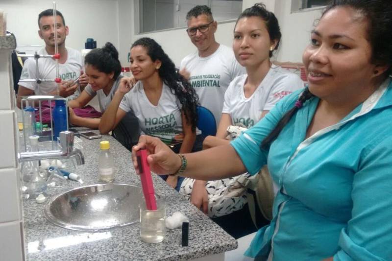 Ofertar educação profissional e tecnológica para qualificar o aluno a estar apto a disputar uma vaga no concorrido mercado de trabalho. Esses são os objetivos da Escola Estadual de Ensino Técnico do Pará - Polo Santarém (EETEPA Santarém), que completou um ano de funcionamento no domingo, dia 10 de junho. Nesse período, a Escola Tecnológica já formou 384 alunos e ainda neste mês deve certificar outros 321 nas mais diversas áreas. Na foto, discentes e professores em atividades diversas.

FOTO: SAMUEL ALVARENGA / ASCOM CRGBA
DATA: 11.06.2018
SANTARÉM - PARÁ <div class='credito_fotos'>Foto: SAMUEL ALVARENGA / ASCOM CRGBA   |   <a href='/midias/2018/originais/fc8583f7-fbf2-40e2-85e1-5417e3e9e5b8.jpg' download><i class='fa-solid fa-download'></i> Download</a></div>