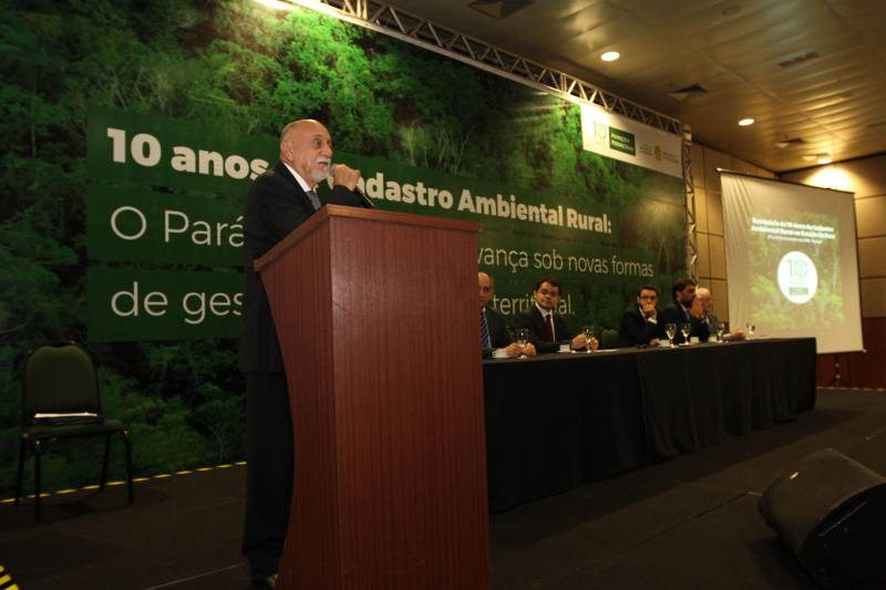 O governador Simão Jatene (foto) participou na manhã desta terça-feira, 27, da abertura do Seminário “Cadastro Ambiental Rural (CAR) 10 Anos: Avanços e Perspectivas”, promovido pela Secretaria de Meio Ambiente e Sustentabilidade (Semas), no Hangar – Centro de Convenções e Feiras da Amazônia. 

FOTO: CRISTINO MARTINS / AG. PARÁ
DATA: 27.11.2018
BELÉM - PARÁ <div class='credito_fotos'>Foto: Cristino Martins/Ag. Pará   |   <a href='/midias/2018/originais/fc8d09d2-ee47-4453-aa42-10a699e49f65.jpg' download><i class='fa-solid fa-download'></i> Download</a></div>