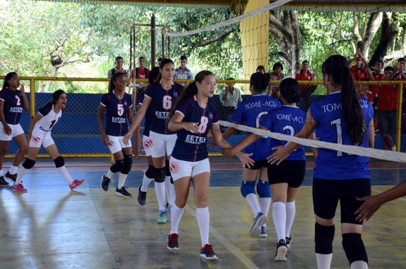 Paragominas, Mãe do Rio e Tomé-Açu são os primeiros campeões da Regional dos Jogos Estudantis Paraenses (JEPS), que ocorrem até domingo (13) em Mãe do Rio, na região nordeste do Pará. Na foto, jogo de voleibol da Escola Técnica Estadual de Paragominas (Eetepa) e Tomé-Açu.
FOTO: ELISEU DIAS / ASCOM SEDUC
DATA: 11.05.2018
MÃE DO RIO - PARÁ <div class='credito_fotos'>Foto: Eliseu Dias / Ascom Seduc | <a href='/midias/2018/originais/fca1b636-1a54-4632-aa99-68ca0e915c54.jpg' download><i class='fa-solid fa-download'></i> Download</a></div>