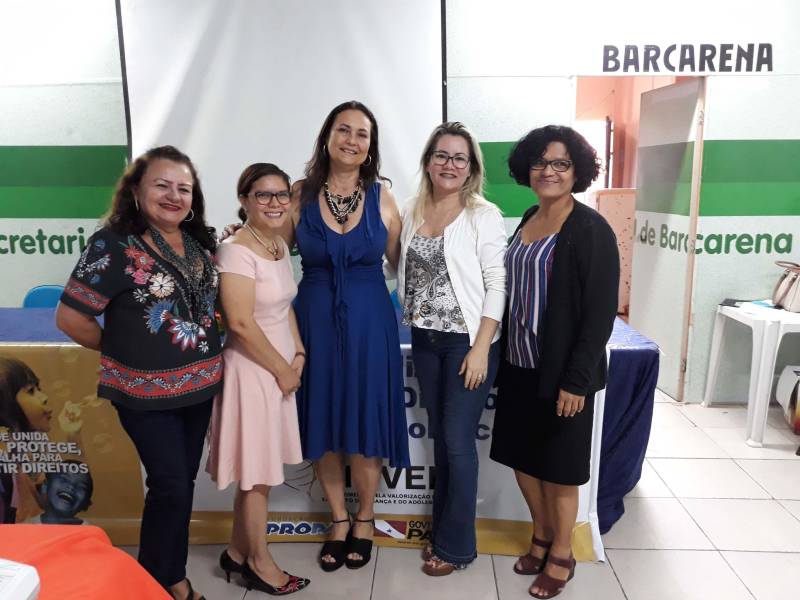 Neste primeiro dia passaram pelo auditório os servidores da Secretaria de Estado de Assistência Social, Trabalho, Emprego e Renda (Seaster), Fundação de Atendimento Socioeducativo do Pará (Fasepa), Secretaria de Estado de Educação (Seduc), Secretaria de Estado de Saúde Pública (Sespa), Secretaria de Estado de Justiça e Direitos Humanos (Sejudh), Defensoria Pública do Estado, Secretaria Extraordinária de Estado de Integração de Políticas Sociais (Seeips), Polícia Civil e Militar, entre outros, palestrando sobre temáticas de fortalecimento e integração da rede de garantia dos direitos da criança e do adolescente. O público composto por pedagogos, conselheiros tutelares, assistentes sociais, professores, técnicos dos (Centros de Referência de Assistência Social (Craes) e de Referência Especializado em Assistência Social (Creas), psicólogos e operadores do direito discutiu com os palestrantes as proposta de atuação municipal, apontando o que necessita ser fortalecido.
FOTO: EMANUELE CORRÊA / ASCOM PRO PAZ
DATA: 25.06.2018
BELÉM - PARÁ <div class='credito_fotos'>Foto: EMANUELE CORRÊA / ASCOM PRO PAZ | <a href='/midias/2018/originais/fca588a2-9701-420e-a878-e83c119fa696.jpg' download><i class='fa-solid fa-download'></i> Download</a></div>