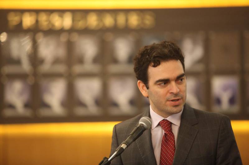 Um acordo de cooperação técnica para agilizar as ações de cobrança de títulos da dívida ativa, ajuizados ou não, foi celebrado nesta terça-feira, 26, entre o Tribunal de Justiça do Estado (TJPA), Governo do Pará, União, Prefeitura de Belém e o Instituto de Estudos de Protesto de Títulos do Brasil, seção Pará. O acordo foi firmado na sede do TJPA. O acordo de cooperação técnica foi firmado com base na Lei nº 9.492/1997, que estabelece o protesto como ato formal e solene, pelo qual se prova a inadimplência e o descumprimento de obrigação originada em títulos e outros documentos em dívida, e à inexistência de disposições legais que vedem à utilização do serviço de protesto de títulos pelas entidades da administração pública; e observa as decisões do Conselho Nacional de Justiça (CNJ), que estabelecem a validade do protesto dos títulos, denominados certidões da dívida ativa, bem como atende meta do CNJ, de desjudicialização de ações, estimulando o protesto de títulos executados ou não. Na foto, o procurador-chefe da Procuradoria da Fazenda Nacional no Pará, Bruno Alves Pinheiro.
FOTO: MARCELO LELIS / AG. PARÁ
DATA: 26.06.2018
BELÉM - PARÁ <div class='credito_fotos'>Foto: Marcelo Lelis / Ag. Pará | <a href='/midias/2018/originais/fca65545-ec33-4727-ba46-3eff115ef66e.jpg' download><i class='fa-solid fa-download'></i> Download</a></div>
