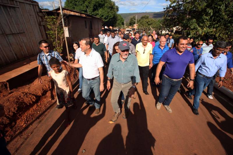 Também foram entregues nesta segunda (25) obras no distrito de Serra Pelada, em Curionópolis, sudeste do Estado. Uma das inaugurações foi a da Escola Estadual de Ensino Médio Joaquina Diamantina. A unidade de ensino teve investimento de R$ 220 mil em serviços nas redes elétrica e hidráulica, além de pintura, melhoria do forro e cobertura, assim como parte do piso, muro e calçada. Fundada em 1989, a escola foi praticamente reconstruída para atender com qualidade os 232 estudantes, nos turnos da tarde e à noite. São três salas de aula; bloco administrativo (sala da direção, sala dos professores e secretaria); uma copa cozinha, uma dispensa para armazenamento de alimentos da merenda escolar e banheiros masculino, feminino e de pessoa com deficiência (PCD). Em Curionópolis, o governador também entregou a pavimentação asfáltica de quatro quilômetros de vias urbanas, uma parceria com a Prefeitura de Curionópolis, dentro do Programa Asfalto na Cidade. Para esta obra, foram destinados R$ 1,7 milhão, que incluem serviços em terra, sub-base e base, pavimentação em CBUQ (Concreto Betuminoso Usinado a Quente) de três centímetros de espessura, meio-fio de concreto com lâmina d’água e sinalização horizontal. Curionópolis é um dos 99 municípios paraenses que assinaram com o governo o Termo de Asfalto, sendo que 33 já iniciaram as obras. Somados, os termos garantirão 529,6 km de pavimentação de vias urbanas – um investimento total de quase R$ 255 milhões do Tesouro Estadual.
FOTO: THIAGO GOMES / AG. PARÁ
DATA: 25.06.2018
CURIONÓPOLIS - PARÁ <div class='credito_fotos'>Foto: Thiago Gomes /Ag. Pará | <a href='/midias/2018/originais/fca8dafb-3ab3-4ea4-899e-4c6df834dca6.jpg' download><i class='fa-solid fa-download'></i> Download</a></div>