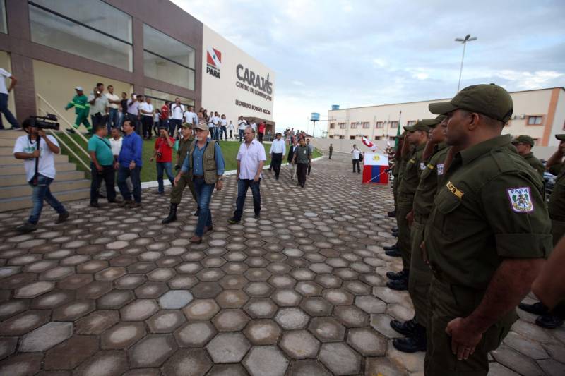 O Governador do Estado, Simão Jatene, também entregou para a região mais de 90 viaturas (foto) , 65 caminhonetes e 27 carros utilitários (pálios weekend), com destaque para duas da patrulha rural e uma para ronda escolar específica para Marabá. O Secretário de Estado de Segurança Pública, Luiz Fernandes, ressaltou que os veículos vão substituir a frota nas regiões sul e sudeste. “Surgiu uma demanda do policiamento rural, e já uma semana depois, por determinação do governador, já trouxemos as viaturas e já temos o policiamento disponível para fazer esse patrulhamento, que vai iniciar na região sudeste, mas se estenderá para a região sul e nordeste do estado. Hoje estamos substituindo toda a frota de veículos da região sul e sudeste, além disso o governador determinou onde tiver policiamento vai ter uma viatura, e já foi apresentado para a região os novos policiais que tomaram posse, nós não temos mais nenhum município sem delegado”, pontuou. Outras conquistas citada pelo Secretário da SEGUP foi o aumento do Núcleo de Apoio à Investigação e a criação de um conselho regional para acompanhar as ações de segurança pública.
FOTO: SIDNEY OLIVEIRA / AG. PARÁ
DATA: 06.04.2018
MARABÁ - PARÁ <div class='credito_fotos'>Foto: Sidney Oliveira/Ag. Pará | <a href='/midias/2018/originais/fcaafa0c-dfff-49c1-95d7-bc52e1c9a018.jpg' download><i class='fa-solid fa-download'></i> Download</a></div>