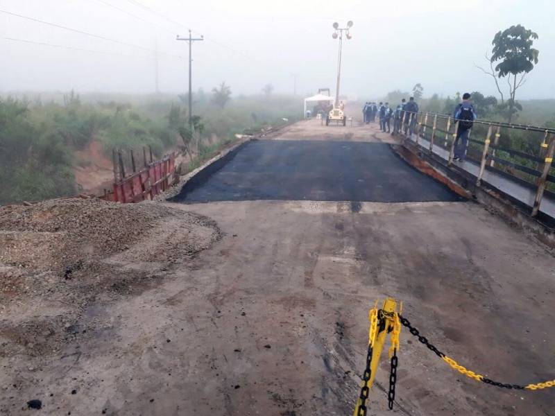 Após mais de duas semanas de trabalho ininterrupto, apesar das chuvas que ainda caem sobre a região de Paragominas, uma faixa da Rodovia PA-256 (foto) foi liberada para o tráfego de veículos. De acordo com o engenheiro Wallace Gaspar, chefe do 7º Núcleo Regional da Secretaria de Estado de Transportes (Setran), uma equipe composta por 15 pessoas atua na área desde o dia do rompimento da Rodovia, em 12 de abril, provocado por forte enxurrada que atingiu o município. O bueiro metálico (tubulação) já foi recolocado no canal do vertedouro de água que excede da represa que margeia a rodovia e realiza a drenagem normalmente. A conclusão da obra depende, agora, da finalização, com concreto armado e ancorado, da boca do bueiro no sentido da foz do curso d'água.
FOTO: WALLACE GASPAR / ASCOM SETRAN
DATA: 02.05.2018
PARAGOMINAS - PARÁ <div class='credito_fotos'>Foto: Wallace Gaspar | <a href='/midias/2018/originais/fcab1894-617d-4a55-a1be-b40427f0d791.jpg' download><i class='fa-solid fa-download'></i> Download</a></div>