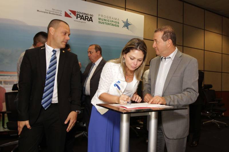 O primeiro dia do Fórum Permanente de Prefeitas e Prefeitos dos Municípios Sustentáveis contou com a participação de 85 prefeitos , 17 vices e 21 secretários municipais dos 141 municípios manifestaram interesse em adotar as diretrizes do programa. Para o governador Simão Jatene, esta grande participação simboliza a união de agentes públicos que colocaram os interesses coletivos acima dos interesses individuais para construir um estado melhor para todos. Com o tema “Gestão Compartilhada”, o evento traz as experiências e os desdobramentos das agendas governamentais que foram planejadas em parceria com as gestões municipais. Através da Secretaria Extraordinária de Municípios Sustentáveis (Semsu) Governo do Pará, por meio da Semsu, investe na capacitação dos municípios para a promoção de uma gestão fiscal eficiente. Para Izabela Jatene, este primeiro dia serviu para sinalizar o quanto os gestores estão preocupados com o equilíbrio da questão fiscal dos municípios e em desenvolver uma governança compartilhada para desenvolver seus municípios.
FOTO: CRISTINO MARTINS / AG. PARÁ
DATA: 07.02.2018
BELÉM - PARÁ <div class='credito_fotos'>Foto: Cristino Martins/Ag. Pará | <a href='/midias/2018/originais/fcabfdb7-395f-4493-877a-571cef4c0efe.jpg' download><i class='fa-solid fa-download'></i> Download</a></div>