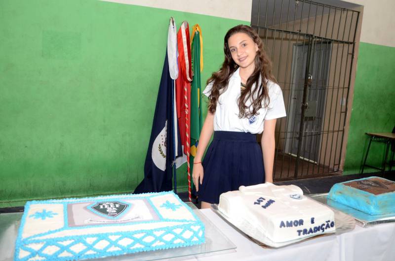 Uma das escolas mais antigas do país, fundada no dia 13 de abril de 1871, o Instituto de Educação Estadual do Pará (IEEP) completou 147 anos, nesta sexta-feira (13), com uma programação cultural, incluindo palestras, música, gincana solidária e apresentação da Banda da Marinha do Brasil. Durante a cerimônia de abertura da celebração, que contou com a presença de alunos e professores, o Governo do Estado, por meio da Secretaria de Estado de Educação (Seduc), anunciou um projeto de revitalização para a escola. Cerca de mil alunos do ensino médio regular e tecnológico estão matriculados atualmente no IEEP. Entre eles, a estudante Mel Gabriele de Araújo, aluna do 2º do Ensino Médio, veio do município Brasil Novo, no sudoeste do estado, para estudar para o Exame Nacional do Ensino Médio (Enem). Na foto, a estudante Mel Gabriele de Araújo, aluna do 2º do Ensino Médio, veio do município Brasil Novo.

FOTO: RAI PONTES / ASCOM SEDUC
DATA: 13.04.2018
BELÉM - PARÁ <div class='credito_fotos'>Foto: Rai Pontes/Ascom Seduc   |   <a href='/midias/2018/originais/fcae74aa-2b61-4ca6-902d-edb113cb016a.jpg' download><i class='fa-solid fa-download'></i> Download</a></div>