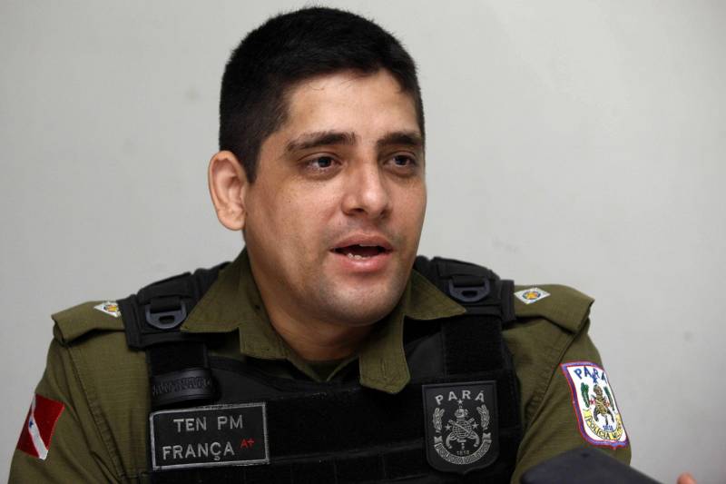 “Eu nunca mais serei o mesmo, esse resgate e acolhimento fez com que eu aguçasse meu olhar sobre o mundo. Queria muito adotar aquele bebê e protegê-lo de qualquer mau trato”, disse o tenente Adriano França (foto), 30 anos. Ele estava em ronda por oito bairros de Belém, na tarde de domingo (25), quando foi acionado para resgatar uma criança de 9 meses. O bebê foi abandonado, sujo, na frente de uma residência na Travessa Nina Ribeiro, bairro de São Brás, em Belém. Uma vizinha da casa onde estava o bebê ligou para o Centro Integrado de Operações (Ciop), que fez a ocorrência à Polícia Militar do Pará. Duas guarnições do 2º Batalhão foram encaminhadas para o resgate.
FOTO: SIDNEY OLIVEIRA / AG. PARÁ
DATA: 26.03.2018
BELÉM - PARÁ <div class='credito_fotos'>Foto: Sidney Oliveira/Ag. Pará | <a href='/midias/2018/originais/fcaea4ee-91c5-4785-804d-6d3e45a159d5.jpg' download><i class='fa-solid fa-download'></i> Download</a></div>