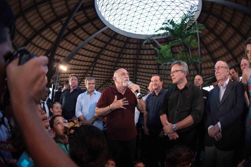 O Parque Estadual do Utinga (PEUt) o mais importante espaço de preservação e estudo da biodiversidade dentro da Região Metropolitana de Belém será reaberto à população a partir desta sexta,16, a partir das 16h30, com apresentações artísticas, com o Boi Veludinho, crianças do Pro Paz e a premiada Orquestra Sinfônica do Theatro da Paz. A apresentação será em um espaço ao ar livre e não será necessária a retirada de ingressos, por esse motivo, a recomendação é que o público chegue cedo, porque a entrada será fechada quando o espaço estiver lotado.
FOTO: MÁCIO FERREIRA / AG PARÁ
DATA: 16.03.2018
BELÉM - PARÁ <div class='credito_fotos'>Foto: MÁCIO FERREIRA/ AG. PARÁ | <a href='/midias/2018/originais/fcaf738b-e90e-4c68-bdc3-bed1ac5b99ef.jpg' download><i class='fa-solid fa-download'></i> Download</a></div>