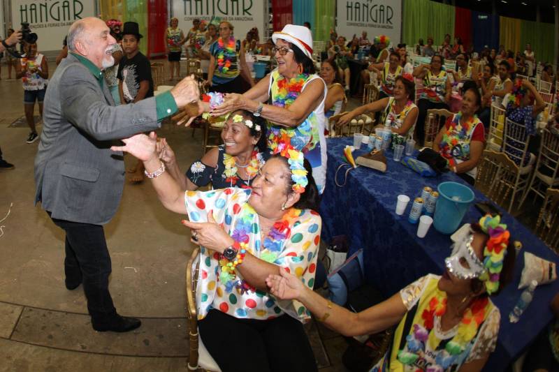 Mais de quatro mil idosos caíram na folia na tarde desta quarta-feira (7), durante o 18° Baile Carnavalesco da Melhor Idade, do projeto Vida Ativa, executado pela Secretaria de estado de Esporte e Lazer (Seel). Uma das grandes atrações foi o concurso que escolheu a “Rainha das Rainhas” da terceira idade, título que este ano ficou com a candidata Lindaura Cardoso, de 63 anos. O governador Simão Jatene (foto) fez questão de prestigiar o evento.
FOTO: CARLOS SODRÉ / AG. PARÁ
DATA: 07.02.2018
BELÉM - PARÁ <div class='credito_fotos'>Foto: CARLOS SODRÉ / AG. PARÁ | <a href='/midias/2018/originais/fcafc69d-4801-443c-8d20-f6ab64b862f3.jpg' download><i class='fa-solid fa-download'></i> Download</a></div>