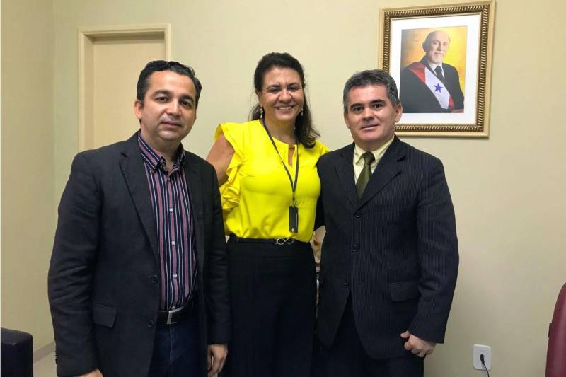 O secretário de Governo do Baixo Amazonas, Olavo das Neves (e), e o coordenador de Segurança, Gilberto Aguiar (d), estiveram em Belém, nesta sexta-feira (16), para tratar da habilitação do 35° Batalhão da Polícia Militar, instalado em Santarém. Eles foram recebidos pela sub-chefe da Casa Civil do Governo do Estado do Pará, Carmem Lúcia Dantas do Carmo (c). Durante a reunião, foi solicitada pelo Centro de Governo, a documentação para habilitação e a efetiva funcionalidade do 35° Batalhão da Polícia Militar em Santarém. Criado por meio do Decreto n° 1.017 de 04 de abril de 2014, assinado pelo governador Simão Jatene, o 35° BPM irá atender toda área leste de Santarém, correspondendo aos bairros e comunidades rurais localizados ao longo da PA-370 (Rodovia Santarém-Curuá-Una), além dos municípios de Mojuí dos Campos e Belterra.
FOTO: SAMUEL ALVARENGA / SECOM
DATA: 16.03.2018
SANTARÉM - PARÁ <div class='credito_fotos'>Foto: Samuel Alvarenga / Secom | <a href='/midias/2018/originais/fcb16bd1-49df-498a-af98-0d89b0fdded7.jpg' download><i class='fa-solid fa-download'></i> Download</a></div>