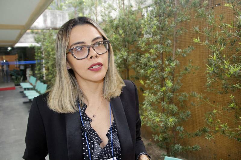 Analisar os procedimentos técnicos e reavaliar o atendimento a adolescentes em conflito com a lei. Com esse objetivo, foi iniciado nesta quinta-feira (5), no auditório da Escola de Governança Pública do Estado do Pará (EGPA), em Belém, o evento Diálogo Temático: “Construindo Novos Parâmetros Técnicos na Socioeducação”, voltado aos profissionais que atuam no atendimento a adolescentes em cumprimento de medida socioeducativa no Estado. A programação, promovida pela Fundação de Atendimento Socioeducativo do Pará (Fasepa), busca qualificar e orientar o servidor que atua na socioeducação para evitar violação de direitos e situações de conflitos envolvendo os adolescentes assistidos. No encontro, realizado até sexta-feira (06), serão analisadas situações em todas as unidades socioeducativas do Estado, para discutir as fragilidades que envolvem o atendimento em suas diferentes modalidades (internação provisória, internação e semiliberdade). Na foto, Thalita Santana, gestora do Centro de Semiliberdade de Santarém (CSS).
FOTO: ALBERTO PASSOS / ASCOM SUSIPE
DATA: 05.04.2018
BELÉM - PARÁ <div class='credito_fotos'>Foto: ALBERTO PASSOS/ ASCOM FASEPA | <a href='/midias/2018/originais/fcb2368e-d4a1-40ff-9639-e6eb3d41277d.jpg' download><i class='fa-solid fa-download'></i> Download</a></div>