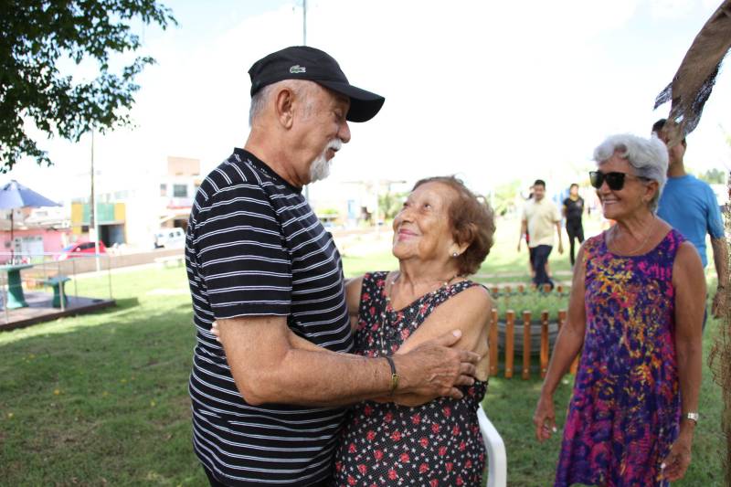 "Agora temos um espaço melhor, mais confortável e seguro para a diversão de nossas crianças e lazer de todos", afirmou Joane Boás, 43 anos. A mãe da pequena Sophia, de 5 anos, comemora ao ver a nova praça da comunidade, no Curió-Utinga, em Belém. O espaço, localizado nas proximidades do Parque Estadual do Utinga, foi entregue oficialmente, neste domingo (01). A cerimônia contou com a presença do governador Simão Jatene, comunidade, entre outras autoridades. Entre os que acompanharam essa evolução do bairro do Curió-Utinga está dona Clara Queiroz (e). Ela conta que, ao longo de seus 101 anos, nunca viu tamanha transformação, uma fase ímpar para a comunidade. Na foto, Clara com o governador.
FOTO: CRISTINO MARTINS / AG. PARÁ
DATA: 01.04.2018
BELÉM - PARÁ <div class='credito_fotos'>Foto: Cristino Martins/Ag. Pará | <a href='/midias/2018/originais/fcb5c44f-db05-41f9-b971-cad5c36d3953.jpg' download><i class='fa-solid fa-download'></i> Download</a></div>